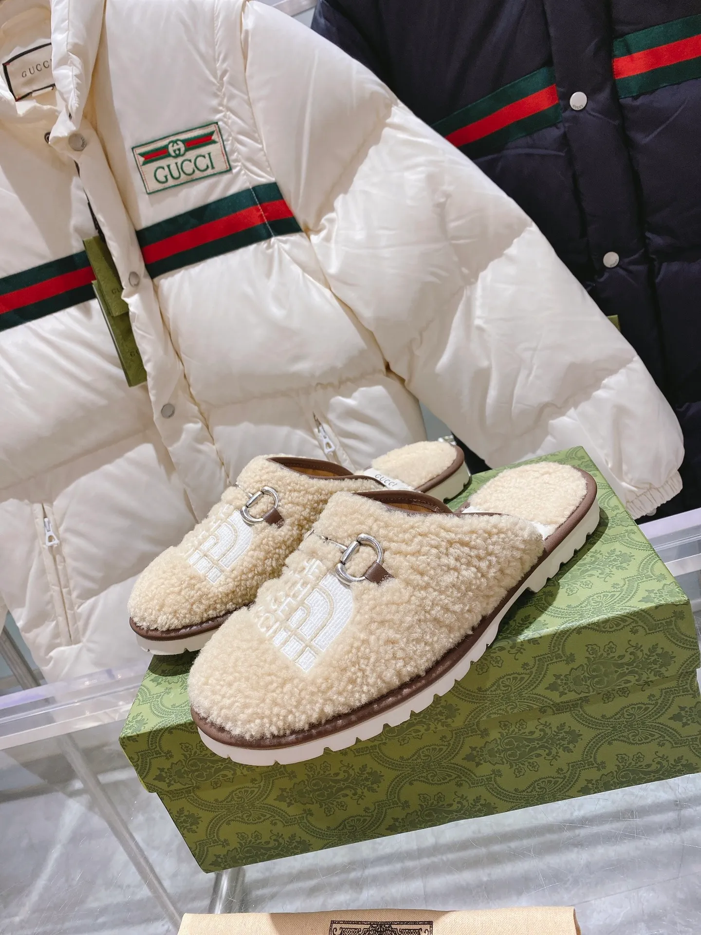 👟👟Ex-factory price 480👟👟Gucci official website collaboration foreign trade hot-selling autumn and winter 🐑wool slippers. This pair of sandals is part of The North Face x Gucci series, which connects two brands with similar history and values ​​to celebrate the spirit of exploration. The pieces feature a range of vibrant prints, with merino wool embroidered with The North Face x Gucci logo, florals and forest-inspired patterns. Beige Merino wool Unisex The North Face x Gucci Logo web label Rubber foam sole Flat Made in Italy Women’s sizes 36-40 Men’s sizes 39-48